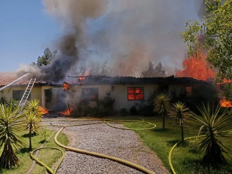 Violento incendio destruyó vivienda en sector San Luis de Pedegue en San Fernando