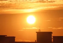 Histórica ola de calor deja más de 1.300 muertos y temperaturas récord en Europa atardecer-sol-edificios