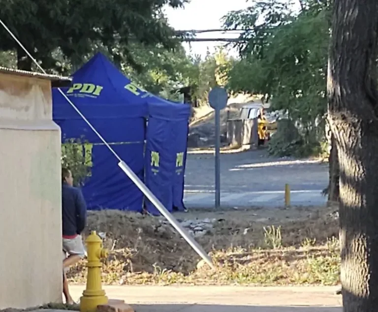 Encuentran cuerpo de mujer fallecida en plazoleta frente población Puente Alto de Curicó. No habría intervención de terceras personas.