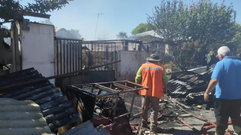 Incendio destruyó cuatro viviendas en Lontué: Acusan posible tardanza en llamado a bomberos