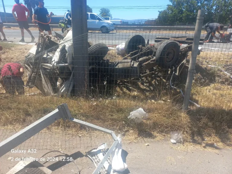 Colisión de camiones y posterior volcamiento deja una persona lesionada frente a Curicó.