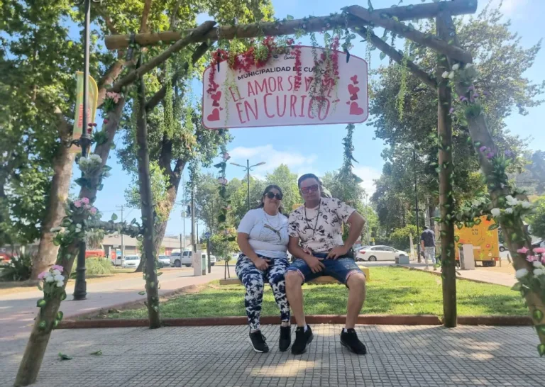 Columpio de San Valentín cautiva a los enamorados en Curicó