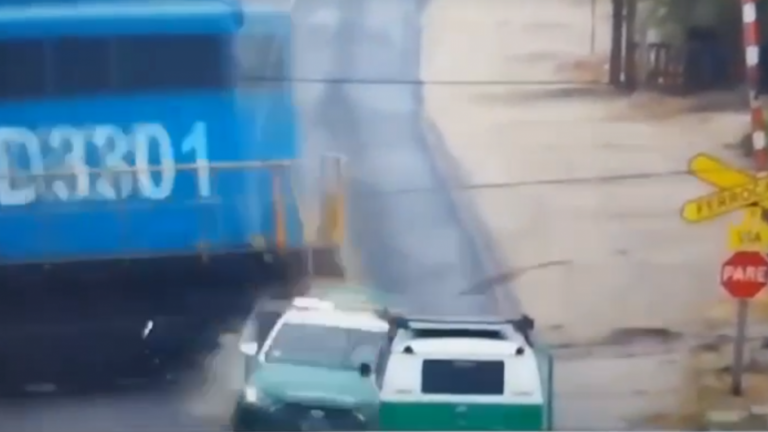 Cuatro lesionados en triple choque entre un tren, una patrulla de Carabineros y una combi en Quillota