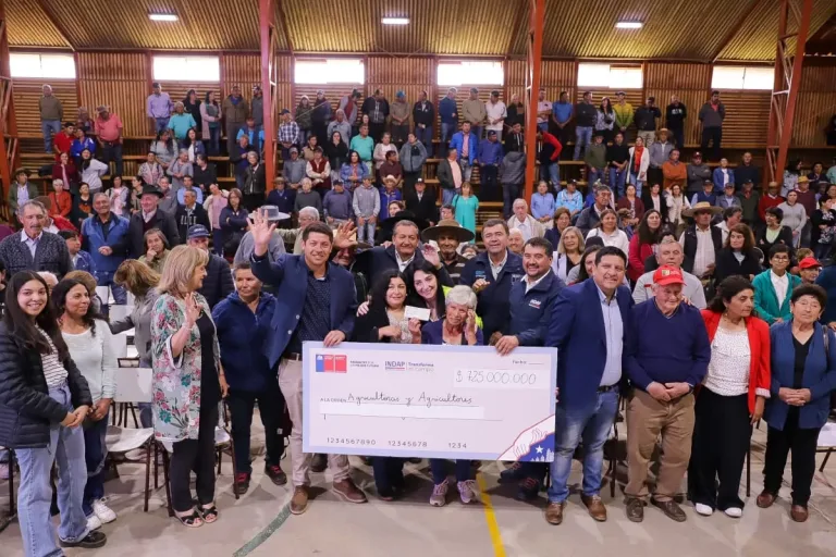 Entregan Recursos a Agricultores Afectados por Inundaciones en Ceremonia Encabezada por el Ministro de Agricultura en Vichuquén