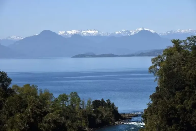 Capotó  helicóptero de familia de expresidente Piñera en medio del Lago Ranco : Habría una víctima fatal