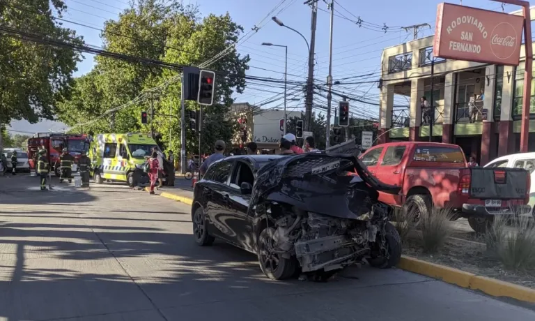 Dos heridos deja colisión de vehículo con ambulancia frente a Terminal de Buses en San Fernando