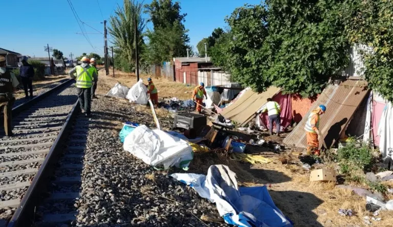 Retiran rucos desde costado de la vía férrea en Curicó