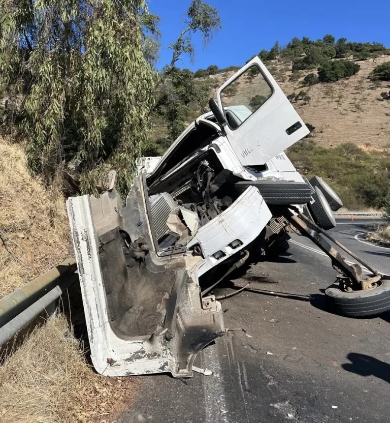 Milagrosa Salvada de Chofer de Camión tras Volcar en Ruta K16 en las Cercanías de Villa Prat