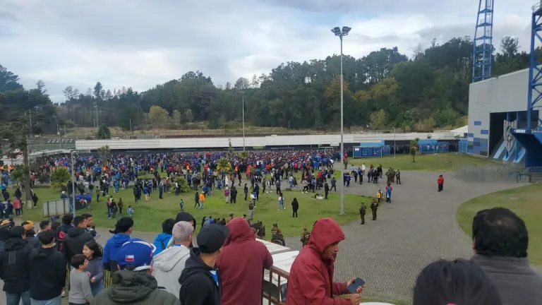 Evacúan el estadio de Huachipato durante partido frente a la Universidad de Chile por amenaza de bomba