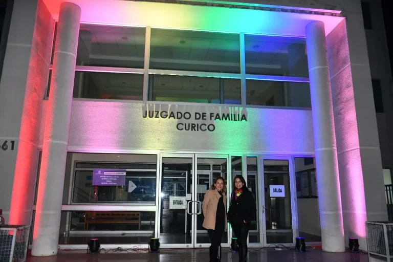 En Curicó Juzgado de Familia se iluminó por el Día Internacional contra la homofobia, transfobia y bifobia