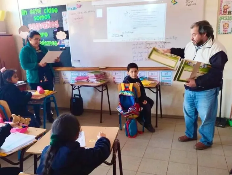 Alumnos de educación básica rural de Hualañé recibieron material didáctico histórico para la zona