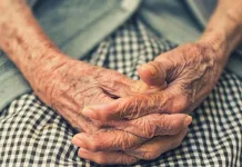 Investigan denuncia de abuso sexual contra adulta mayor en hogar de ancianos de Talca adulto mayor - manos