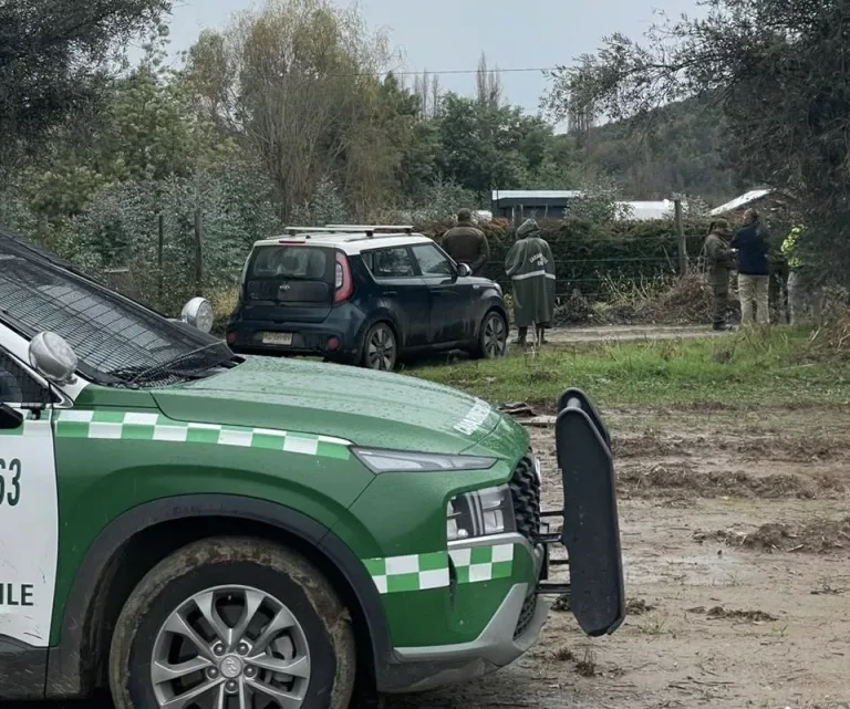 Carabineros ayuda a evacuar a adulto mayor desde el sector El Peñasco en Linares