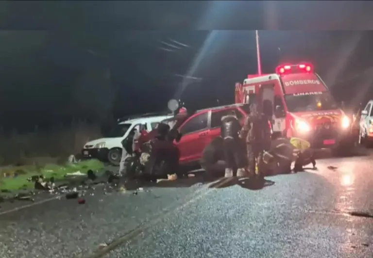 Colisión frontal lateral de vehículos deja una persona fallecida en Linares