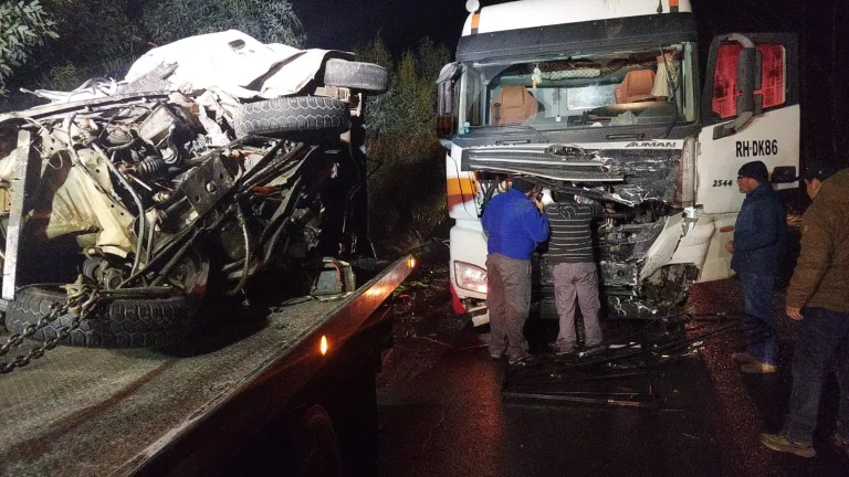 Accidente en Ruta de la Fruta deja a conductor de furgón fallecido