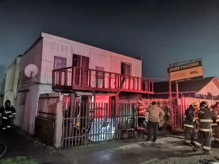 Incendio destruye vehículos en taller de desabolladura y pintura en Teno