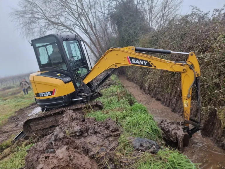 Comienzan trabajos de profundización y limpieza del canal en las 5 Villas de Sarmiento