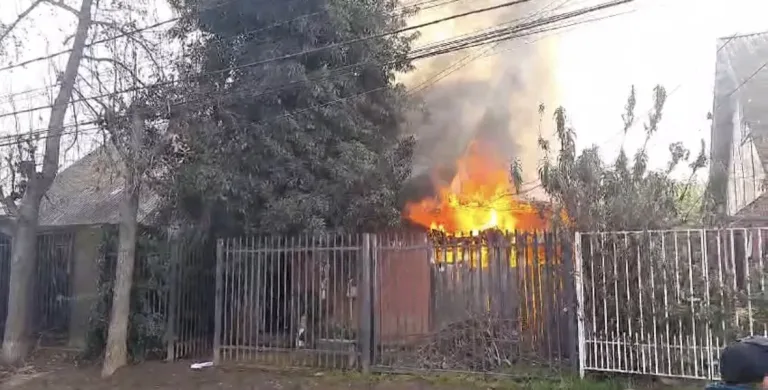 Incendio destruye vivienda en Barrio Residencial de San Fernando