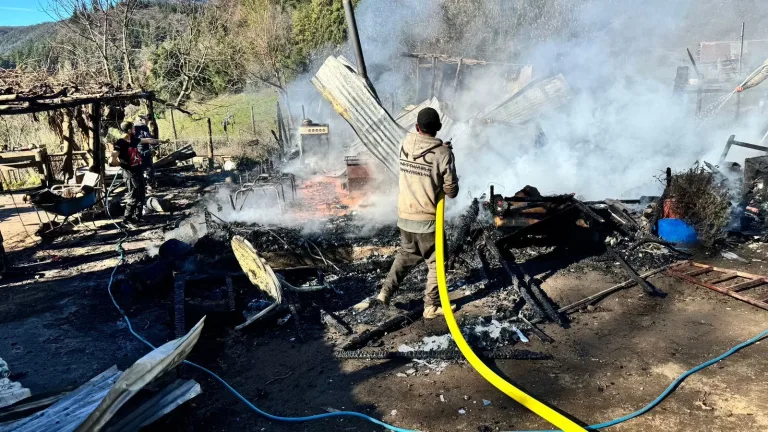 Incendio destruye casa en sector cordillerano de Molina