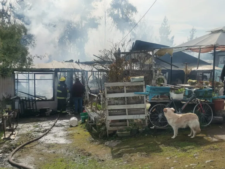 Incendio consume vivienda de adultos mayores en Romeral