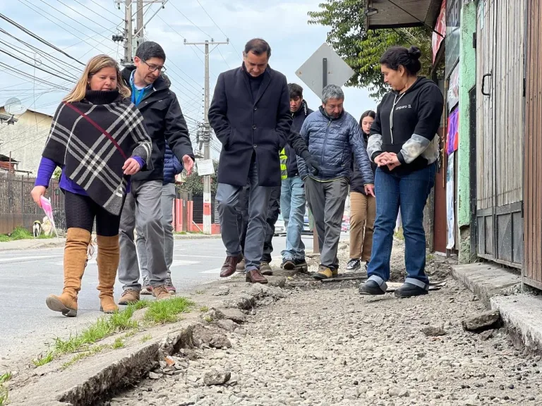 Alcalde de Curicó visita obras de reposición de veredas en sector El Vaticano