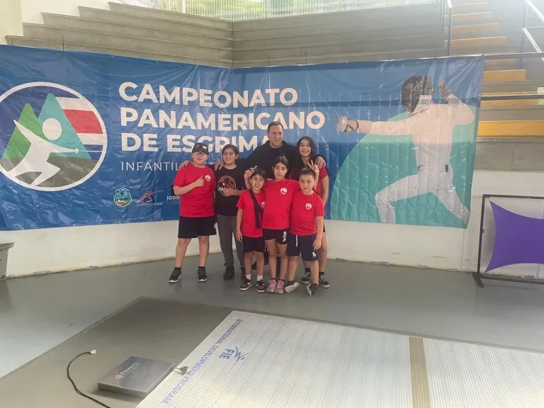 Jóvenes esgrimistas curicanos presentes en torneo Panamericano en Costa Rica