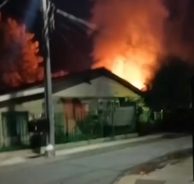 Incendio afectó a tres viviendas en sector sur poniente de Curicó