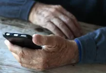 SERNAC oficia a SUBTEL por eventual restricción a llamadas comerciales entre compañías telefónicas adulto-mayor-telefono