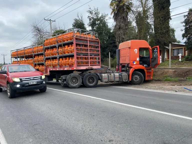 Carabineros de Las Cabras detiene a dos sujetos tras violento robo a camión cargado con gas lícuado.