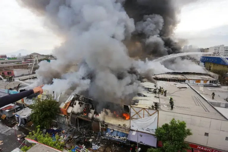 Grave incendio en barrio Meiggs provocado por robo a cajero automático