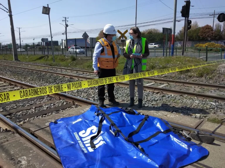 Estaba tomando alcohol en la vía pública, arrancó de Carabineros y lo atropelló un tren