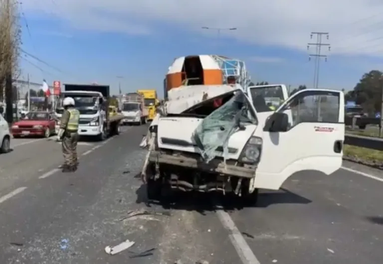 Accidente de tránsito deja dos personas lesionadas frente al cruce Los Niches en Curicó.