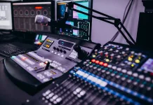 Día del Trabajador Radial: tradición y evolución de un medio que marca la historia de Chile Equipment in an empty musical recording room