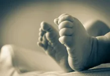 Tribunal de Curicó declara culpables a padres de lactante fallecida por graves maltratos en 2024 pies-bebe