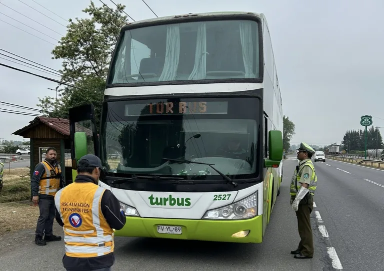 Carabineros de Curicó y Ministerio de Transportes realizan fiscalización de tránsito a buses interprovinciales