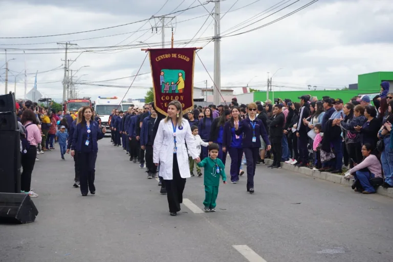 En Curicó impecable desfile familiar en Santa Fe destaca participación ciudadana