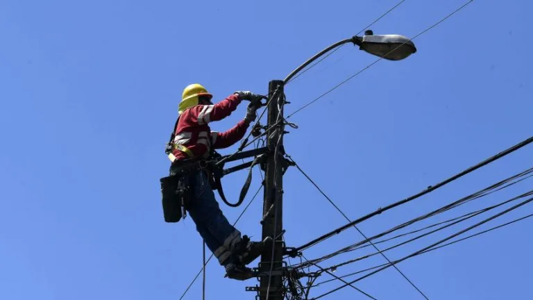 Operativo en toma Villa Francia: CGE y Carabineros desmantelan conexiones eléctricas ilegales