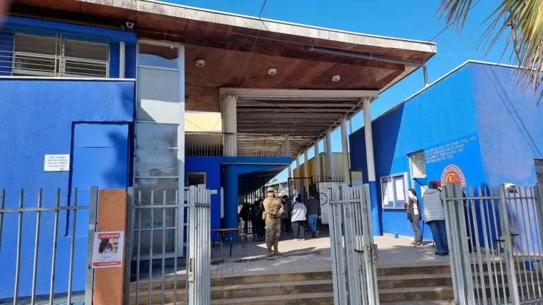 Tranquilidad en la primera jornada de votaciones en Curicó, con una denuncia aislada en el colegio Los Conquistadores