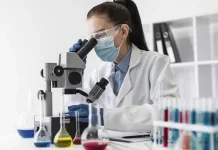 Ministra de Ciencia plantea transformar la investigación universitaria en motor de desarrollo productivo y social laboratorio-joven-ciencia-microscopio