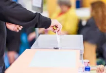 Primeros cómputos desde el exterior: Nueva Zelanda entrega clara preferencia electoral servel-urna-voto
