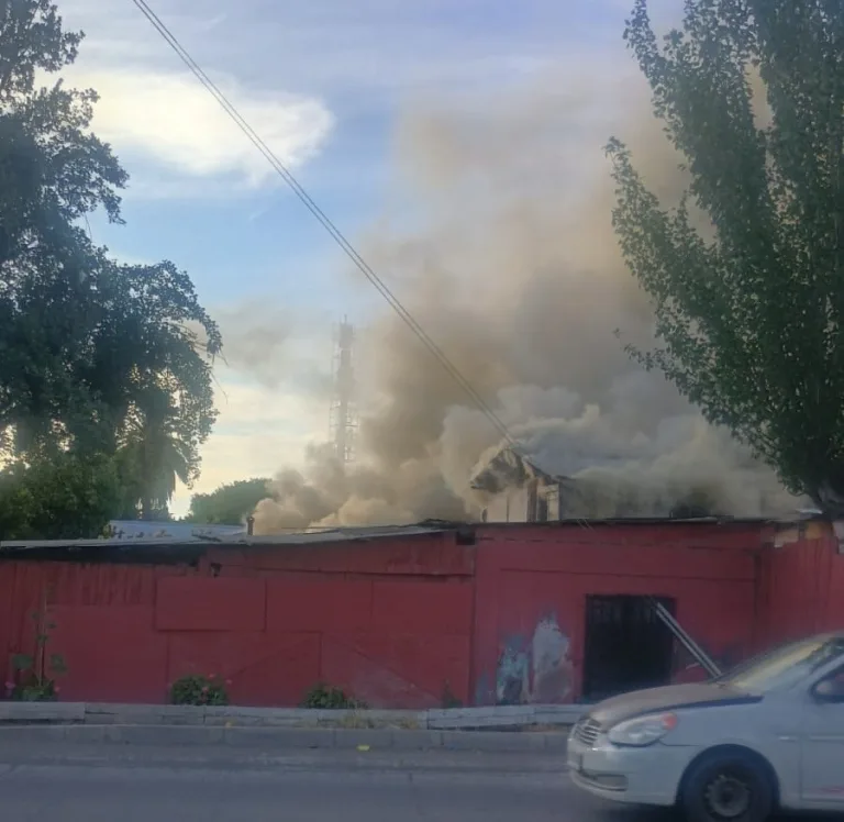 Gigantesco incendio destruye cuatro viviendas en Talca.