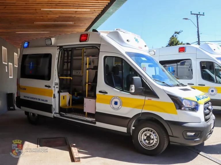 Entregan dos ambulancias equipadas para fortalecer la Atención Primaria de Salud en Constitución