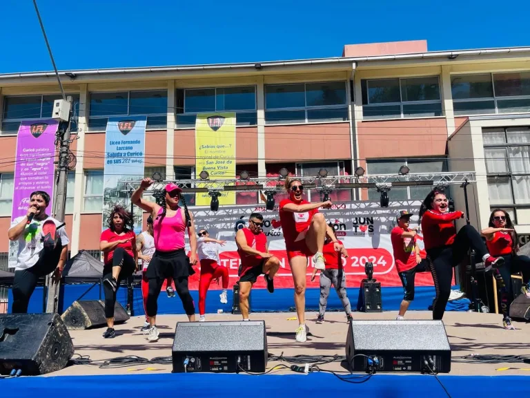 Monitores de Zumba de la Corporación de Deportes se lucieron en el escenario Teletón de Curicó