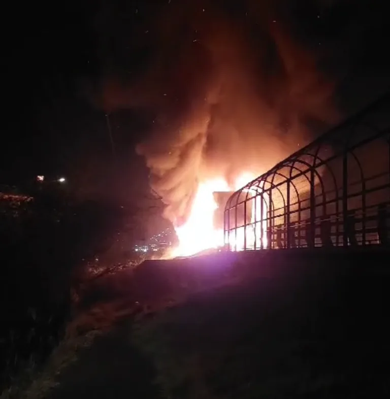 Incendio de Camión en Ruta 5 Sur Obliga a Corte Temporal de Tránsito en Salida Sur de Curicó