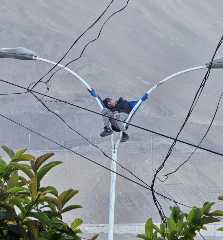 Amplio operativo de emergencia en Iquique por sujeto que se durmió en poste de alumbrado público