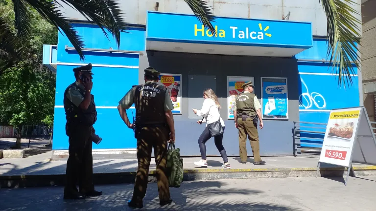 Asalto armado genera pánico en supermercado Lider de Talca