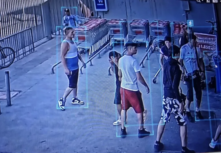 Turba de delincuentes ingresa a supermercado para robar agrediendo a guardias en Curicó