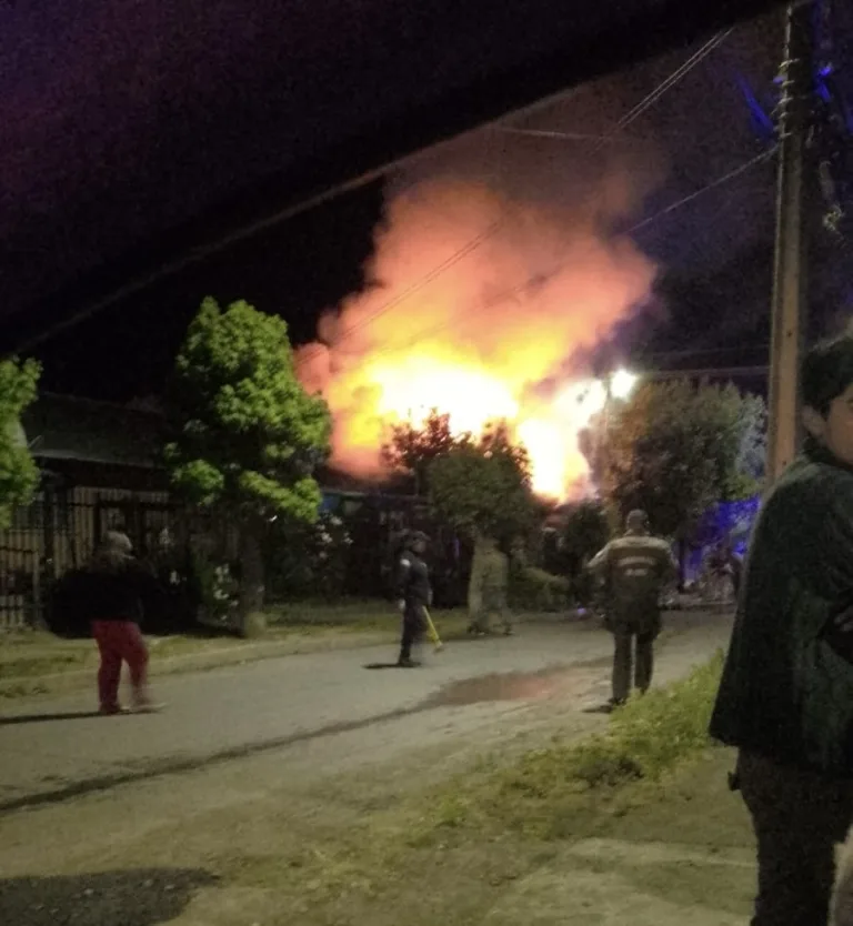 Incendio afecta a viviendas en población Santos Martínez de Curicó