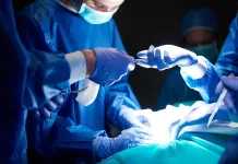 Región del Maule registró una reducción de hasta 35% en los tiempos de espera para intervenciones quirúrgicas durante 2025 Surgeons passing scissors to each other