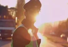 Carabineros renueva llamado a jóvenes para postular al proceso de admisión 2025 carabinero-atardecer-sol-contraste